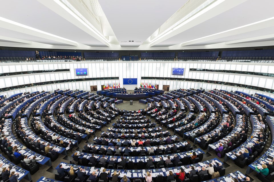 Parlamento Europeu quer ouvir executivos (e não lobistas) do Facebook