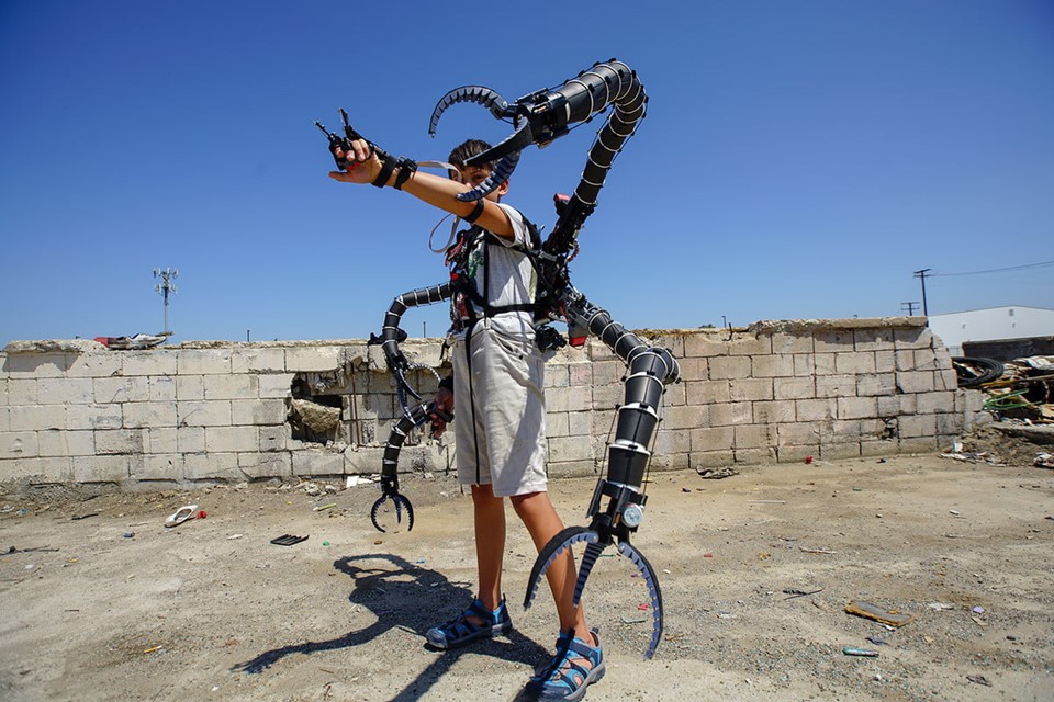 Adolescente milionário constrói exoesqueleto inspirado no Dr. Octopus