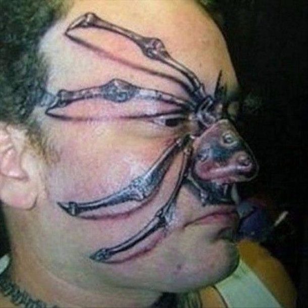 Alien tatuado en la cara