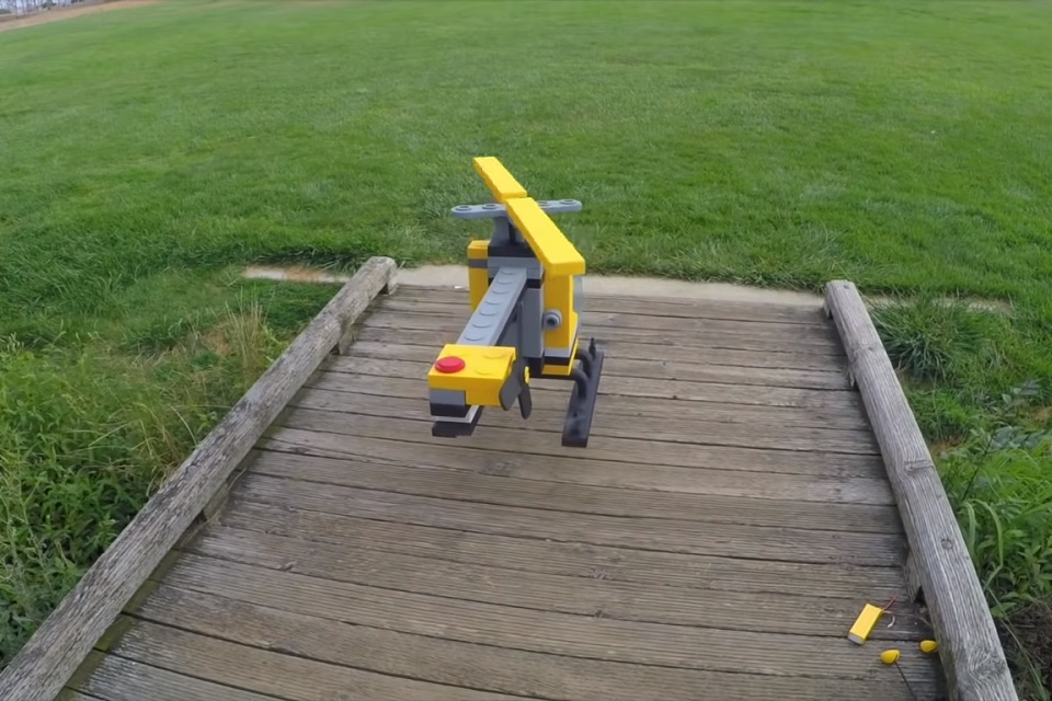 Imagem de: Homem cria um helicóptero que voa de verdade inspirado em LEGO