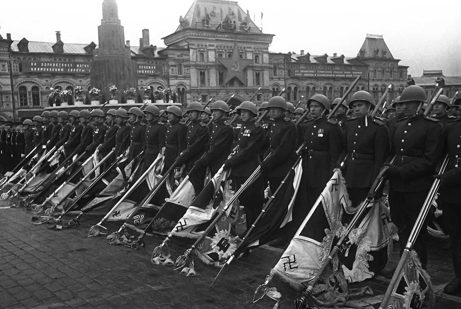 FOTOS DRAMÁTICAS E COMOVENTES CAPTURADAS APÓS O FIM DA 2ª GUERRA MUNDIAL