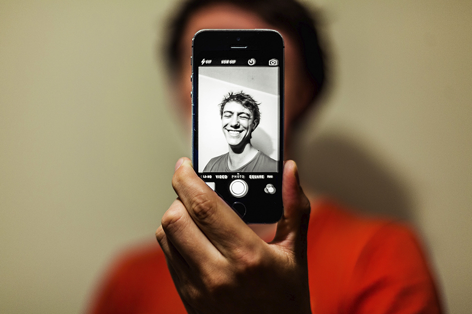 Amor ou ódio? Estudo aponta o que as pessoas pensam sobre as selfies