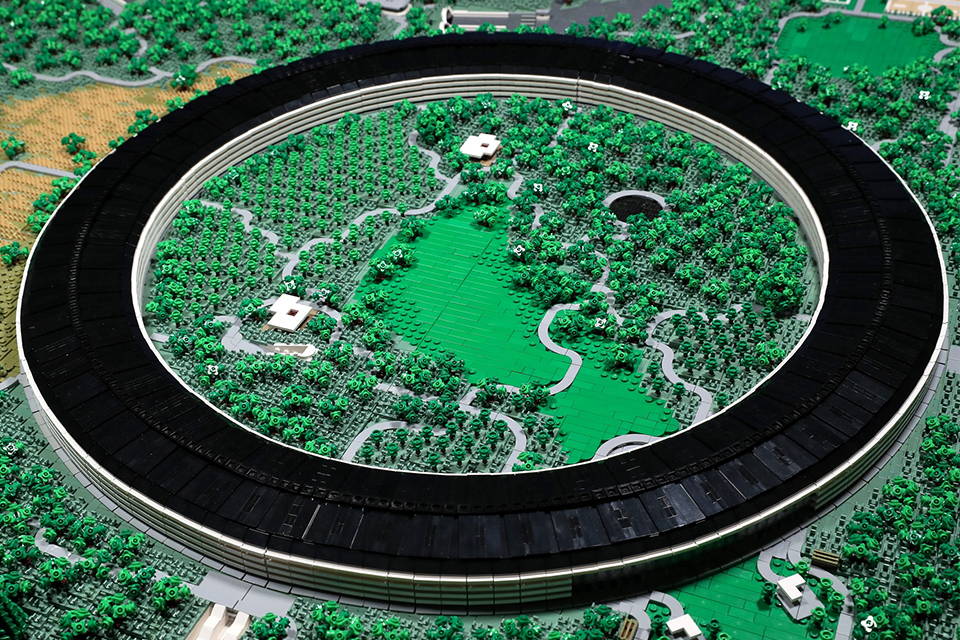 Imagem de: Designer reproduz miniatura do Apple Park com peças de LEGO