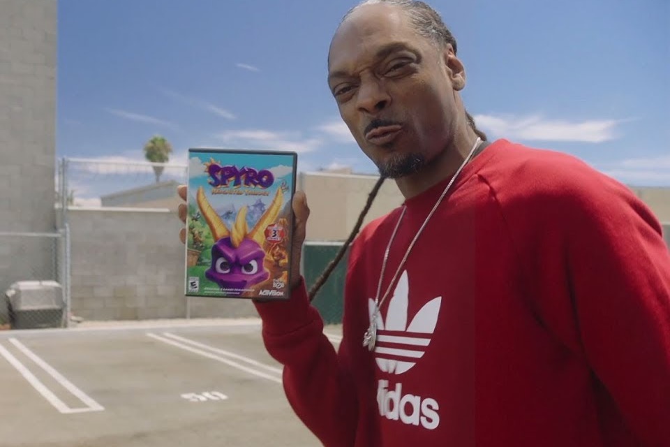 Snoop Dogg ganha cópia de Spyro Reignited Trilogy das mãos do próprio Spyro
