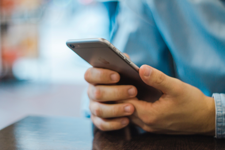Pesquisa mostra que homens têm mais hábito de mexer no celular do ...