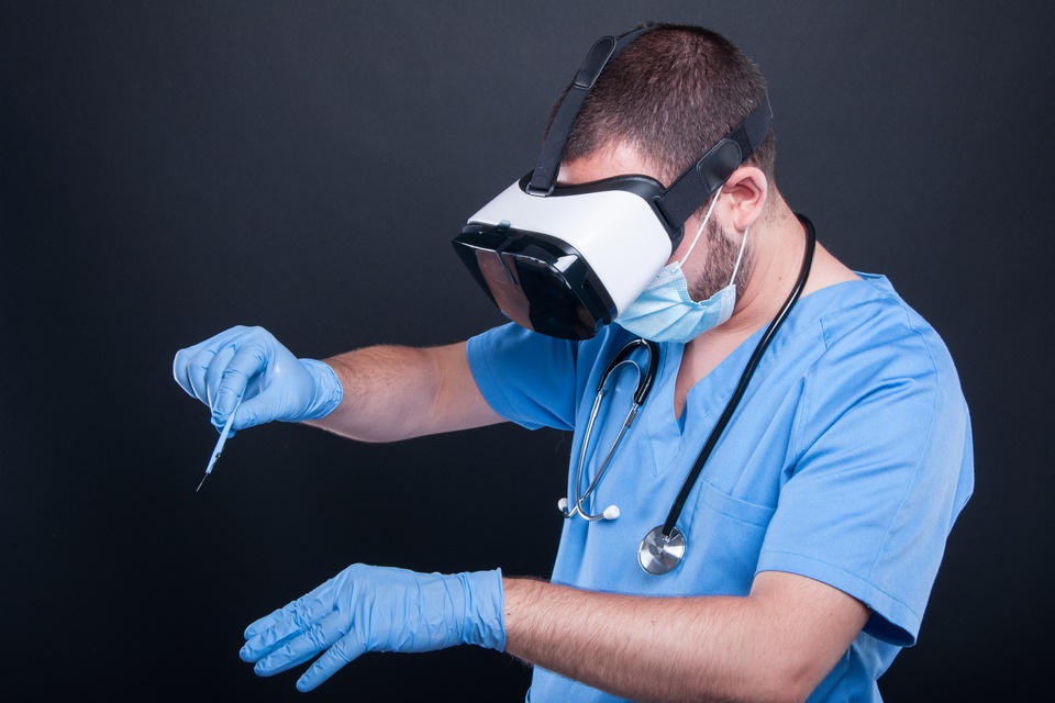 Imagem de: Empresa financiada por Bill Gates quer usar VR em cirurgias