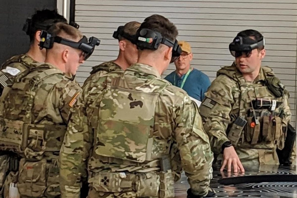 Imagem de: Veja como funcionam os HoloLens de uso militar