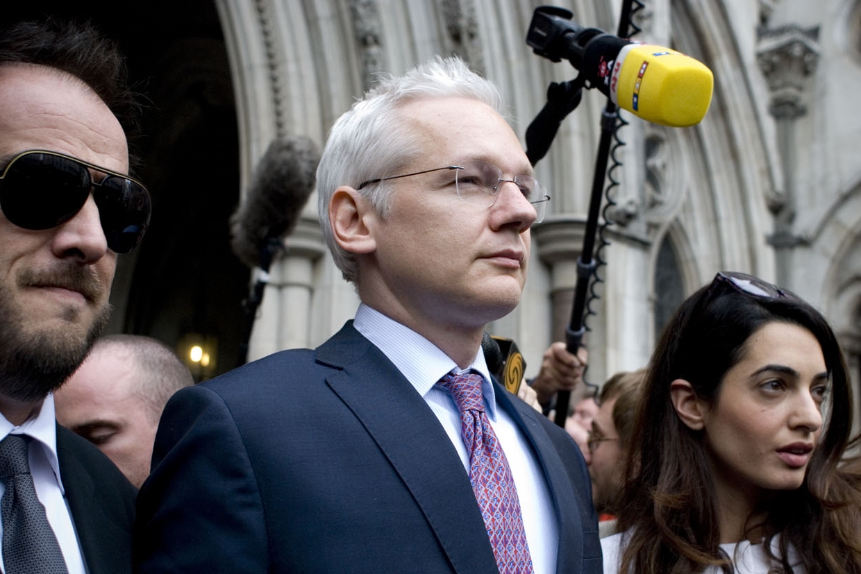Imagem de: Julian Assange é preso na embaixada do Equador em Londres