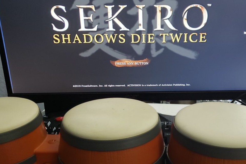 Começou a humilhação: jogador zera Sekiro com bongôs de Donkey Kong