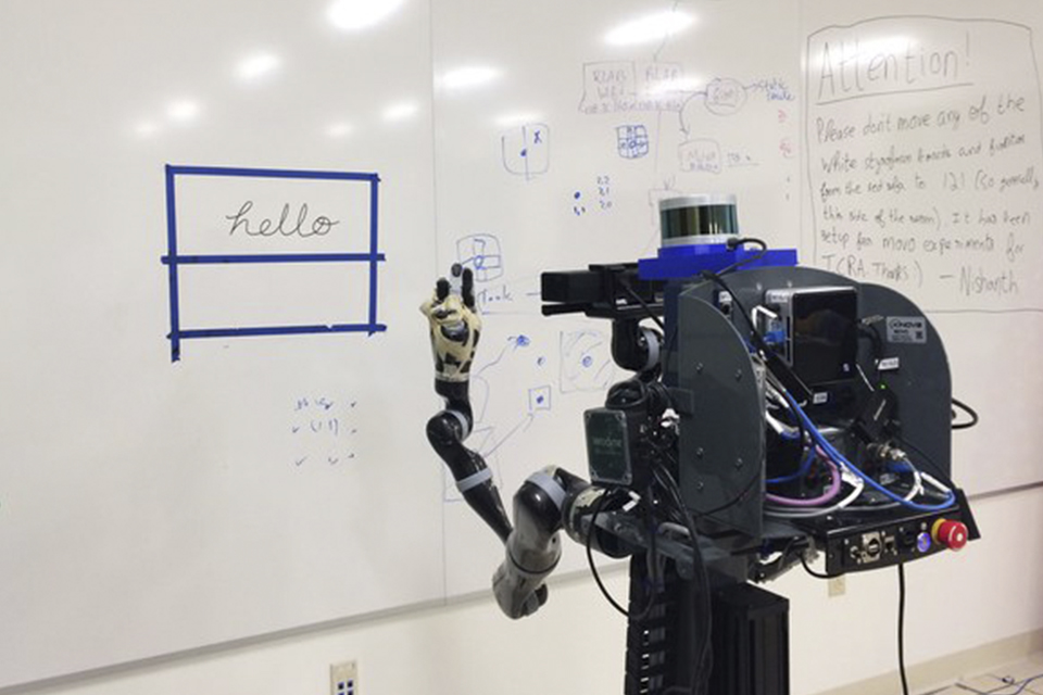 Pesquisadores dos EUA criam robô que reproduz escrita humana em 10 idiomas
