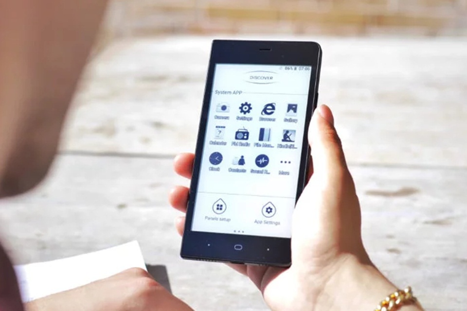 Kingrow K1: celular com 'tela de Kindle' promete duas semanas de bateria