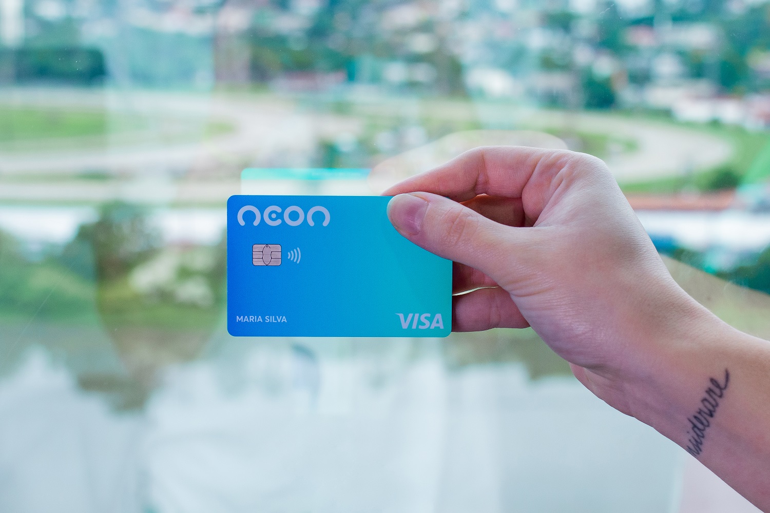 Neon lança cartão contactless para débito e crédito