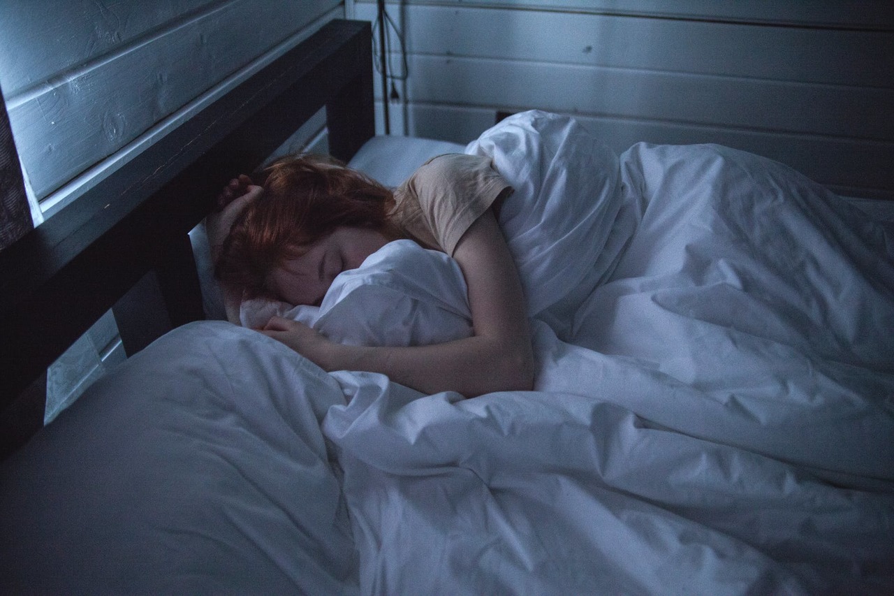 Dormir com a TV ligada pode aumentar peso, aponta estudo