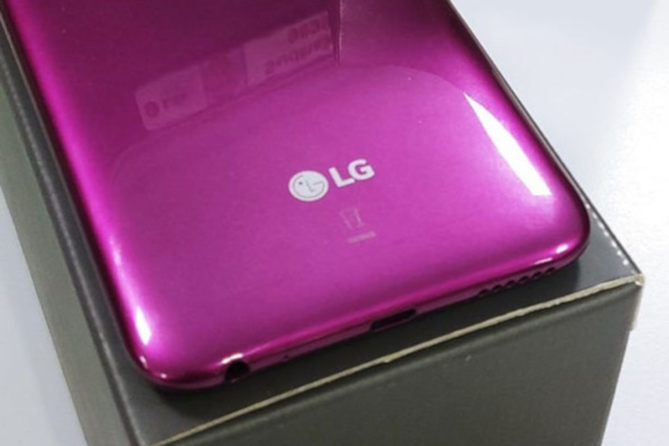 LG W10: celular acessível aparece pela primeira vez em foto