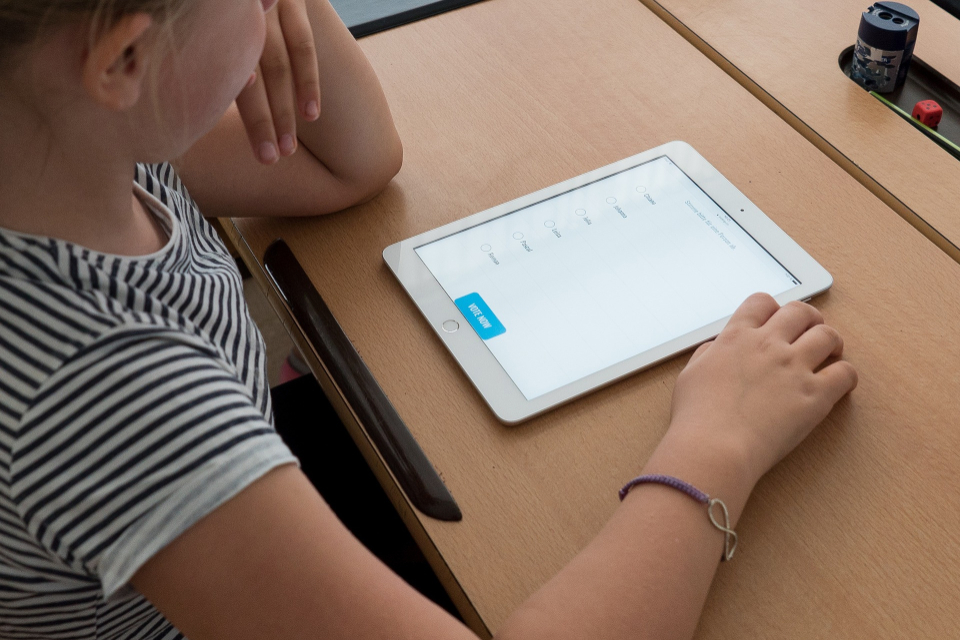 Apple diz que iPads melhoram desempenho de crianças refugiadas na escola