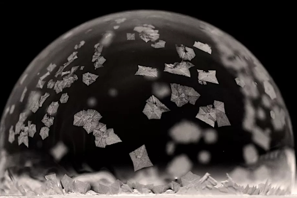 Entenda como acontece o congelamento de uma bolha de sabão [vídeo]