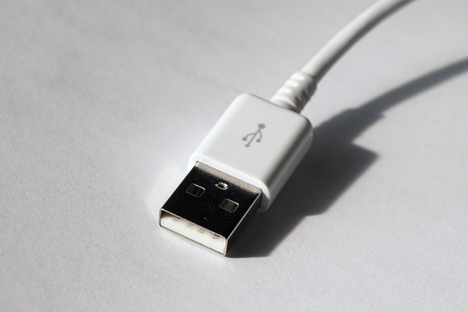Imagem de: Existe um motivo para o USB ser tão difícil de plugar, explica criador