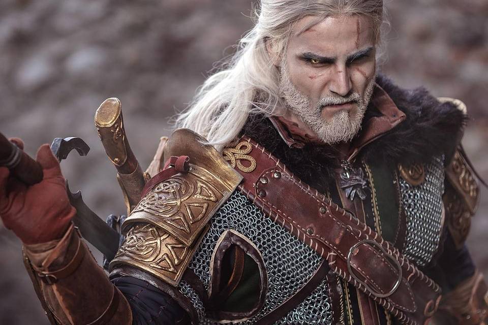 Armadura de The Witcher 3 é fielmente recriada por cosplayer de Geralt