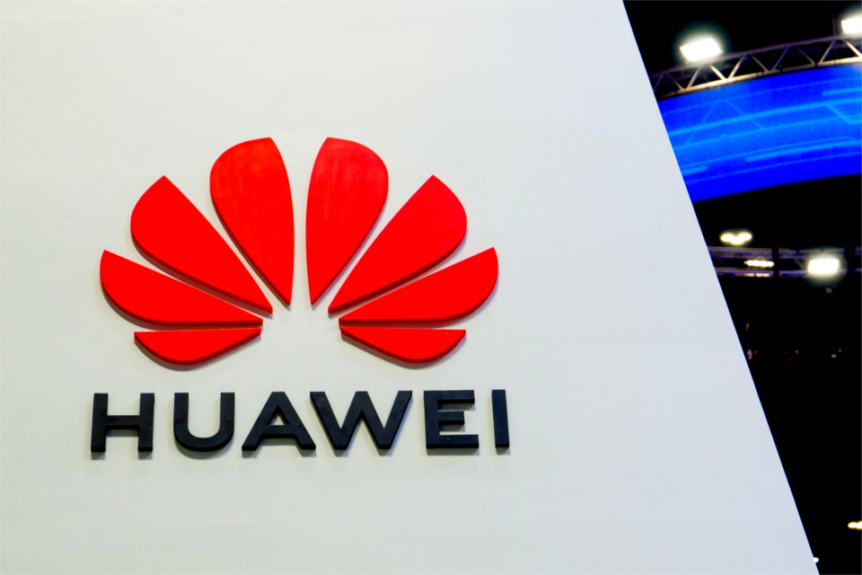 Trump volta atrás e companhias dos EUA poderão negociar com a Huawei