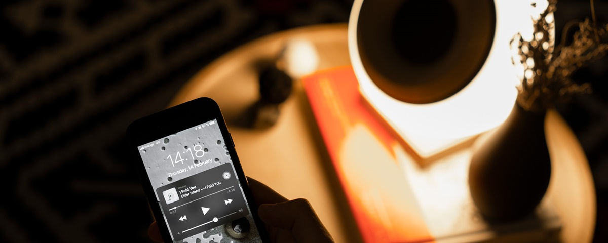 Imagem de: Oupio: lâmpada inteligente toca músicas via Bluetooth