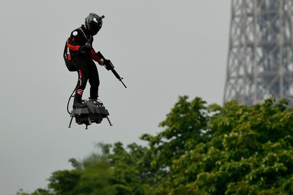 Imagem de: Hoverboard militar estilo Duende Verde sobrevoa Paris