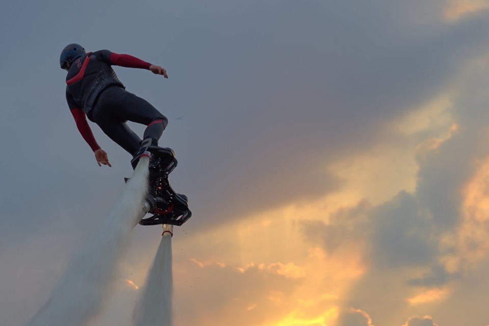 Imagem de: 'Duende Verde' francês cai em viagem da França à Inglaterra com flyboard