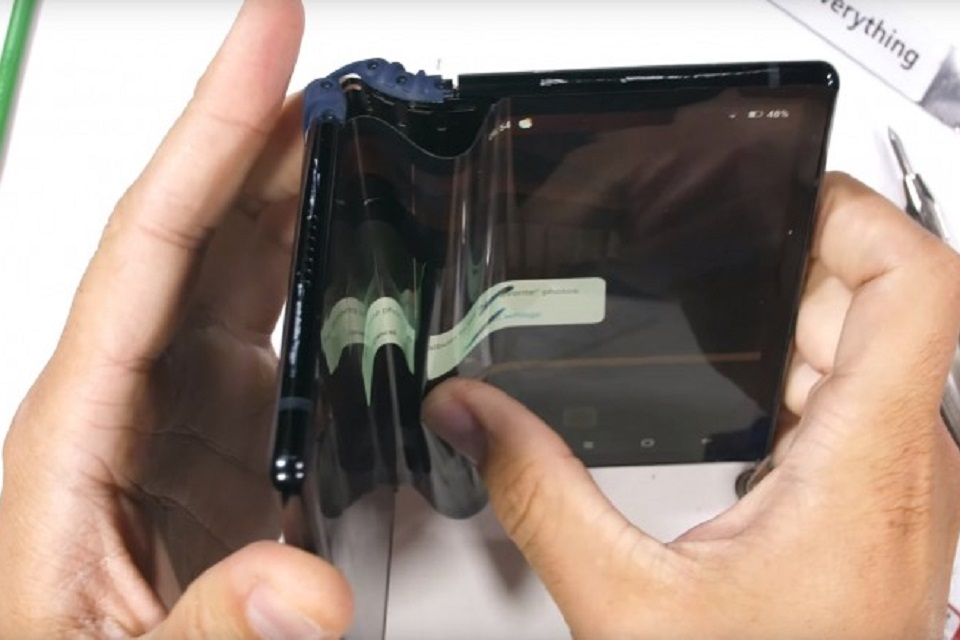 Primeiro celular dobrável do mundo é levado ao limite em teste de estresse