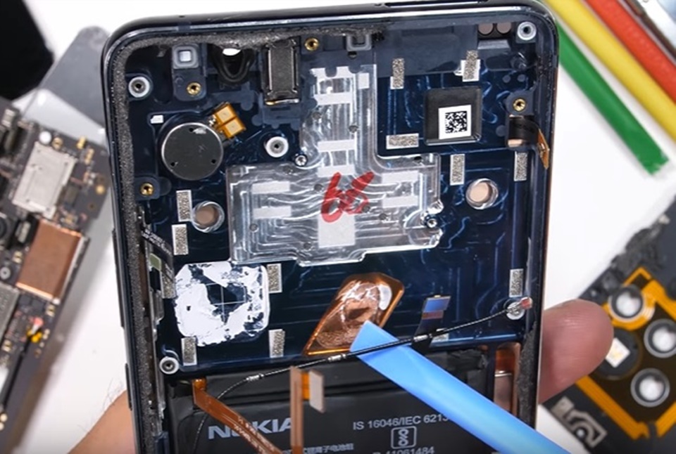 Imagem de: Nokia 9 PureView falha em teste de conserto por excesso de cola [vídeo]