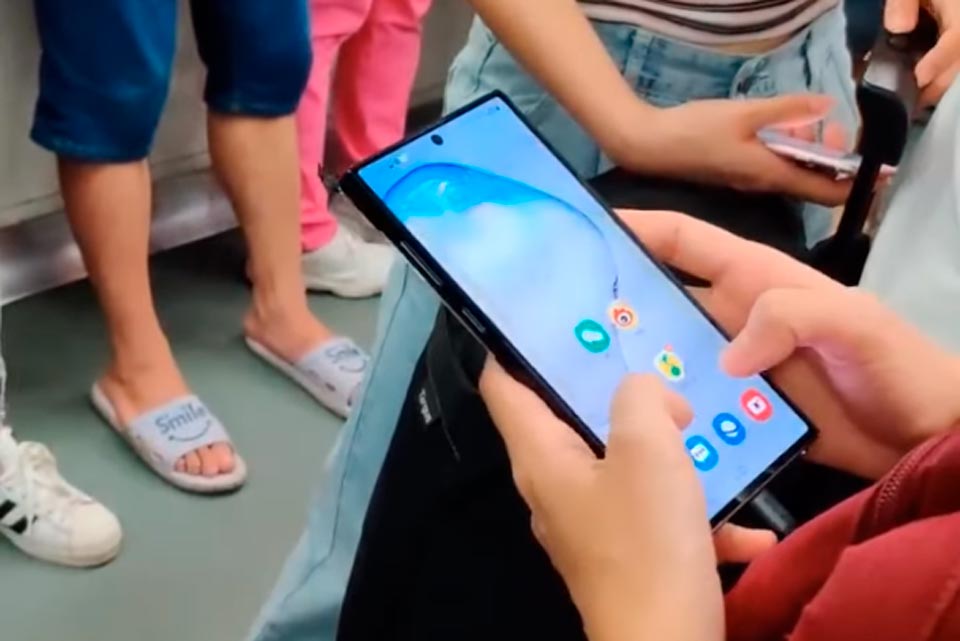 Samsung Galaxy Note 10+ é flagrado em vídeo no metrô