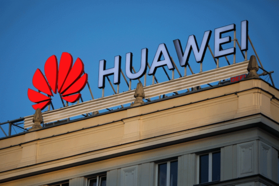 Os seguidores da Huawei no Twitter acham que ela pertence ao governo chinês