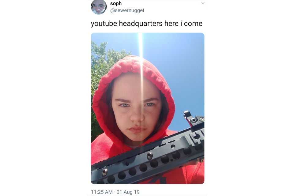 Youtuber homofóbica é banida e posta foto segurando um fuzil