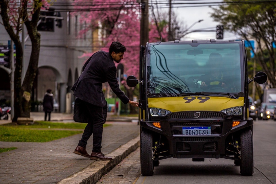 99 utiliza carro elétrico em corridas pela cidade de Curitiba