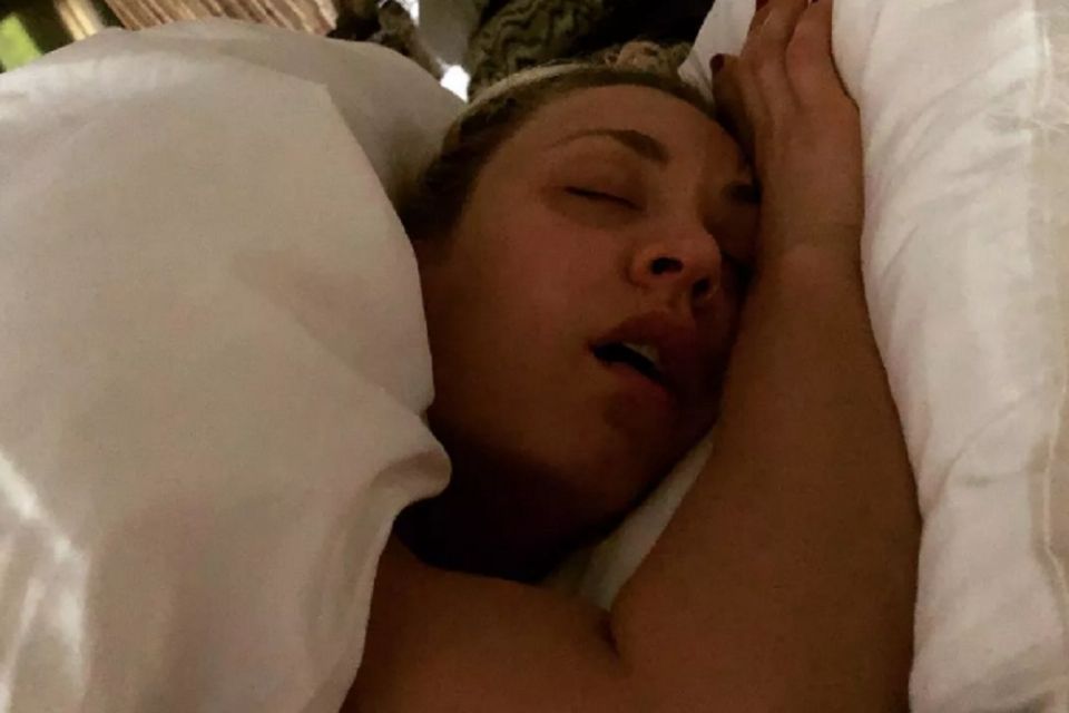 Marido de Kaley Cuoco posta fotos da atriz dormindo, e ela não aprova