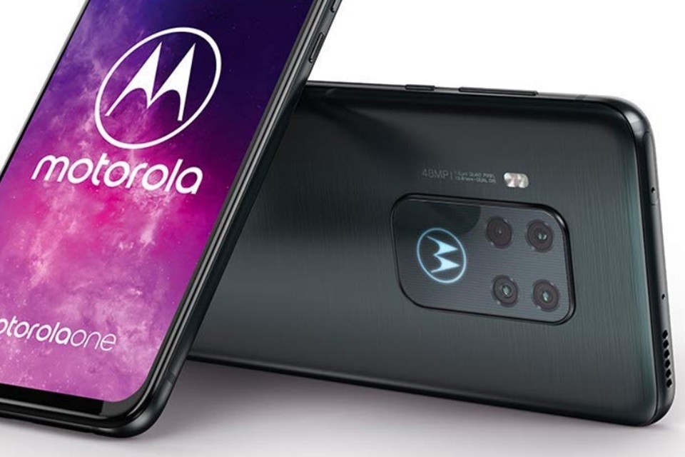 Motorola One Zoom vaza com 4 câmeras e logo que acende na traseira