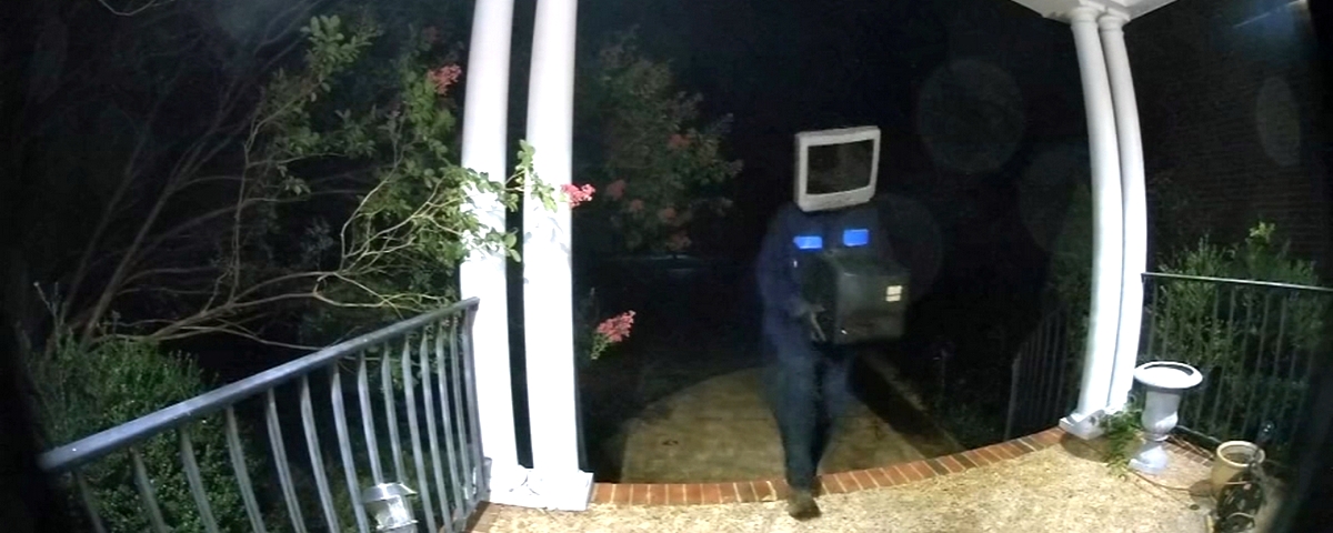 Imagem de: Alguém vestido de TV deixou TVs antigas na porta de 50 casas nos EUA