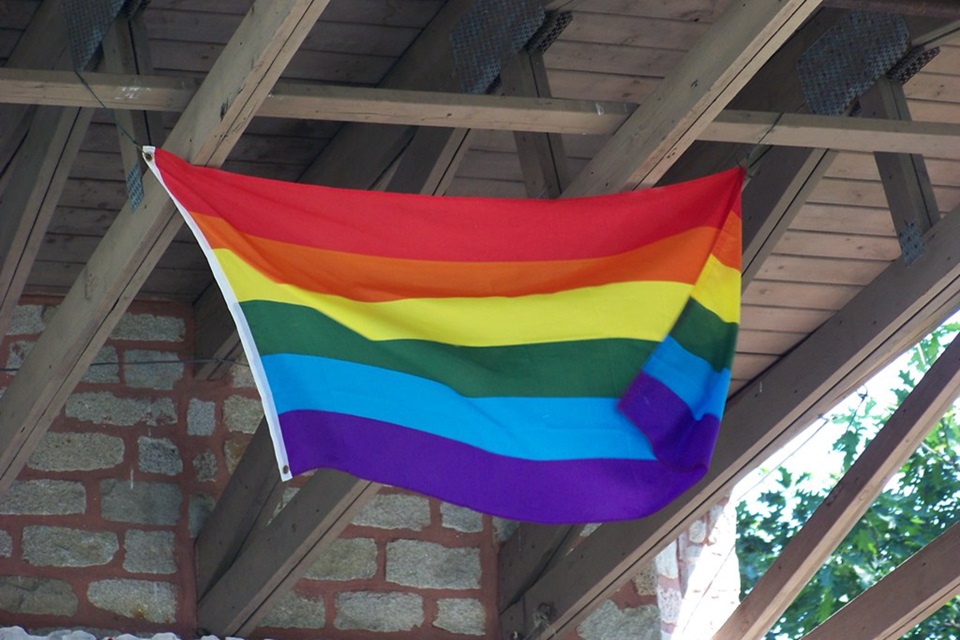 Criadores LGBTQ+ processam YouTube por discriminação