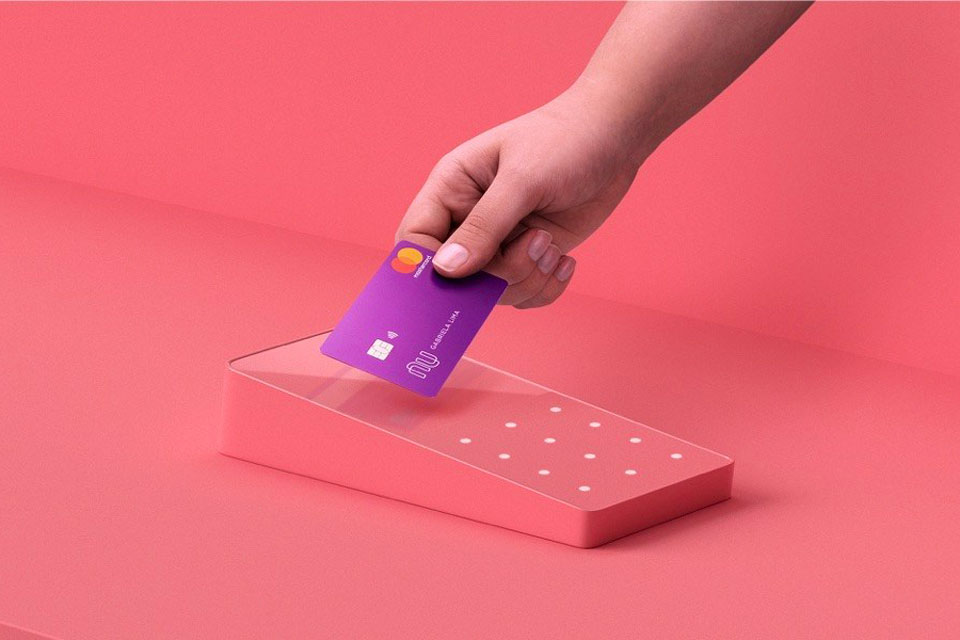 Nubank libera função débito para todos os usuários da NuConta