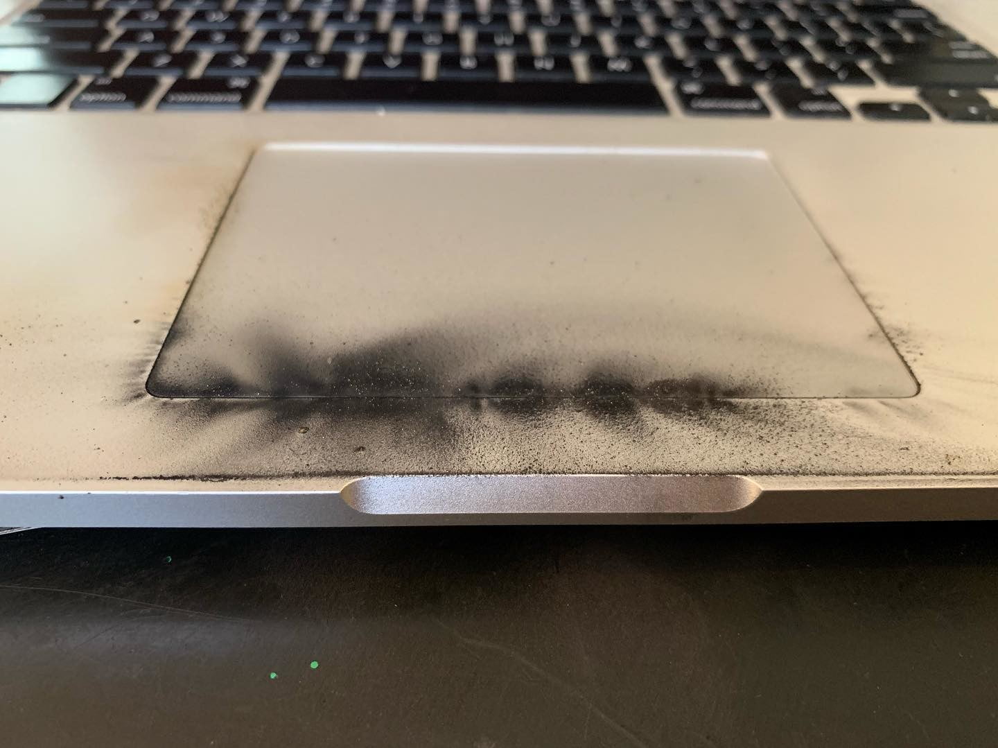 Aérea proíbe MacBooks em bagagem despachada devido a 'baterias explosivas'