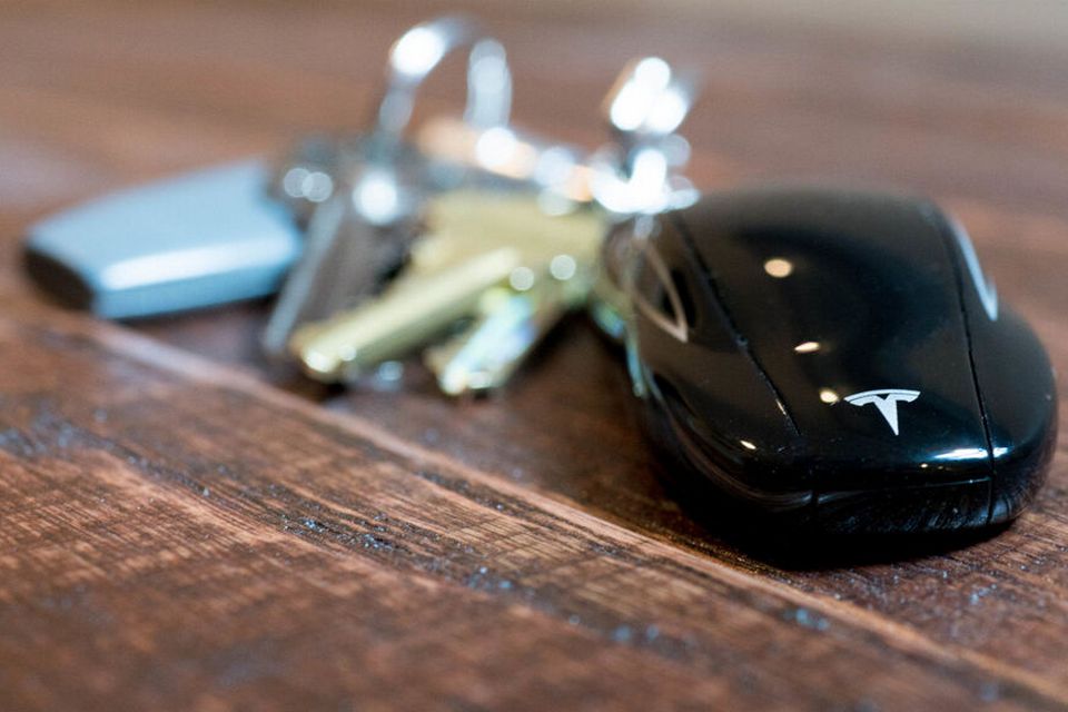 App da Tesla sai do ar e deixa usuários sem poder destrancar os carros