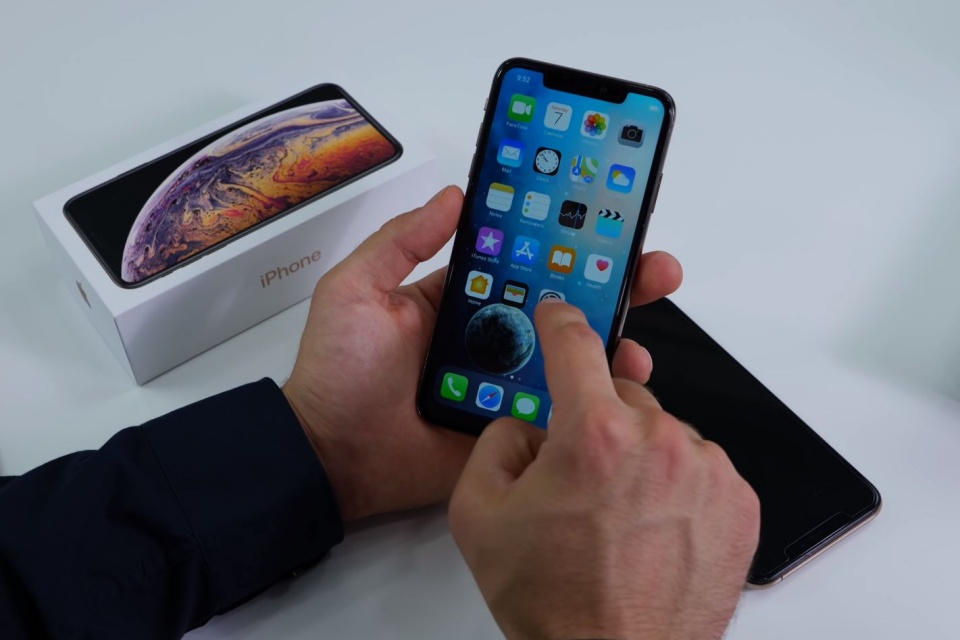 iPhone 11 Pro: veja o unboxing de um clone do celular da Apple