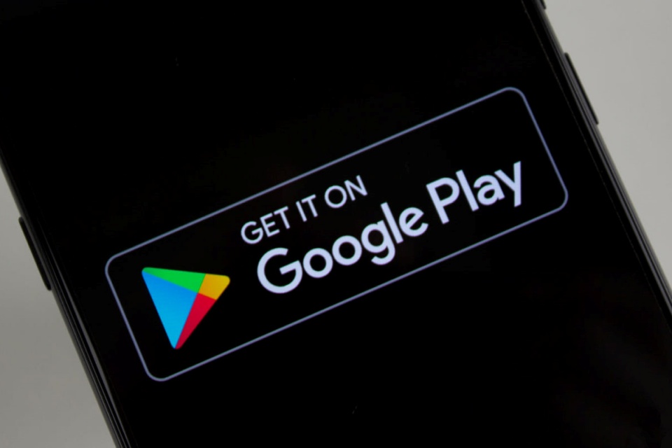 Google Play Store começa a receber o “modo escuro”, finalmente!