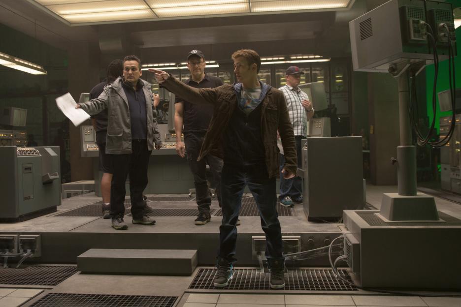 Irmãos Russo com Chris Evans nos bastidores de Capitão América: Soldado Invernal - 2014 (Fonte: IMDb/Reprodução)