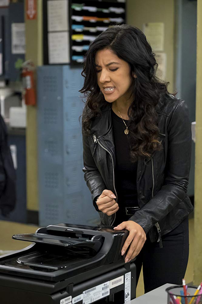 Stephanie Beatriz em Brooklyn Nine-Nine (Fonte: IMDb/Reprodução)