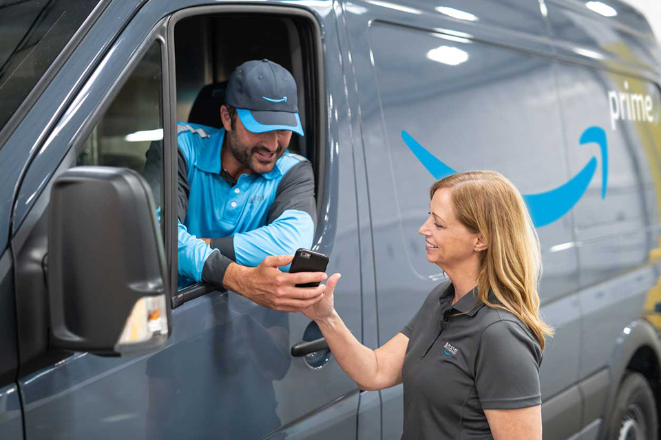Amazon encomenda 100 mil vans elétricas da Rivian para entregas