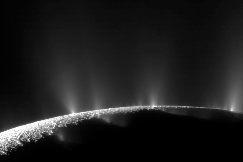 Encélado dispara “canhões de neve” contra outras luas de Saturno