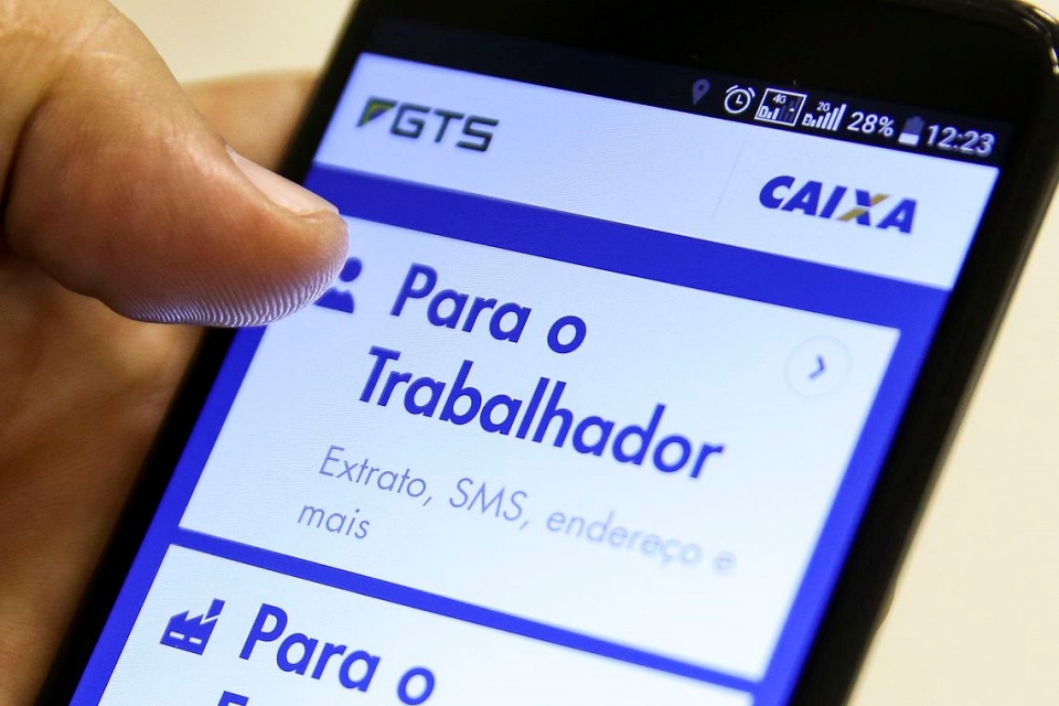 Golpe do 'Saque do FGTS' faz mais de 100 mil vítimas na Google Play Store