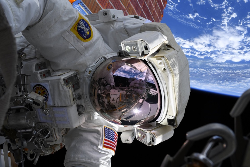 Astronautas ficam 7 horas no espaço, fora da Estação Espacial