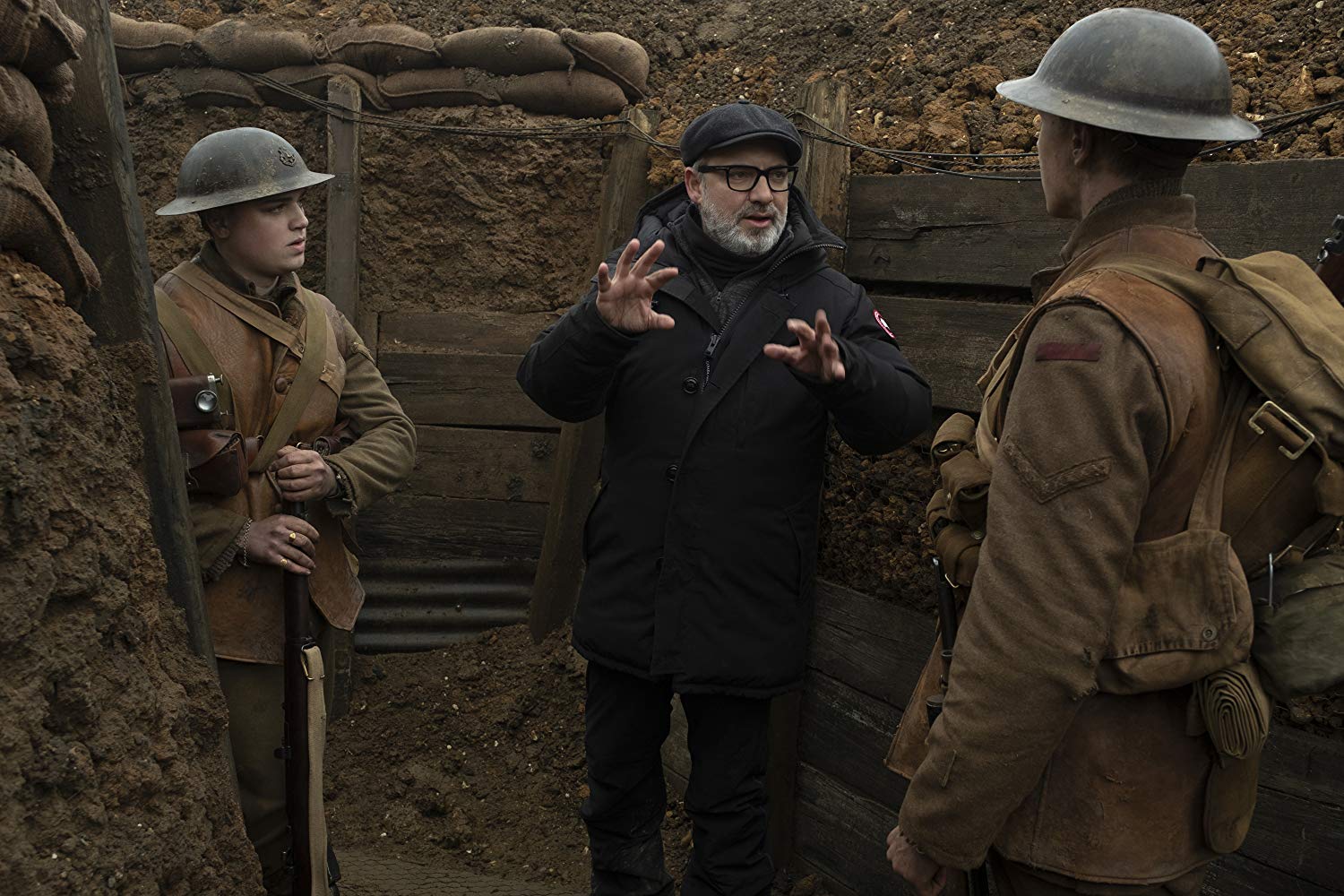 Sam Mendes, George MacKay e Dean-Charles Chapman durante as gravações de 1917 (Fonte: IMDb/Reprodução)