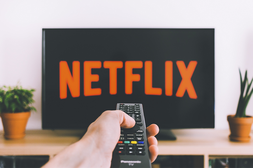 Netflix soma 10 milhões de assinantes no Brasil e supera TV paga