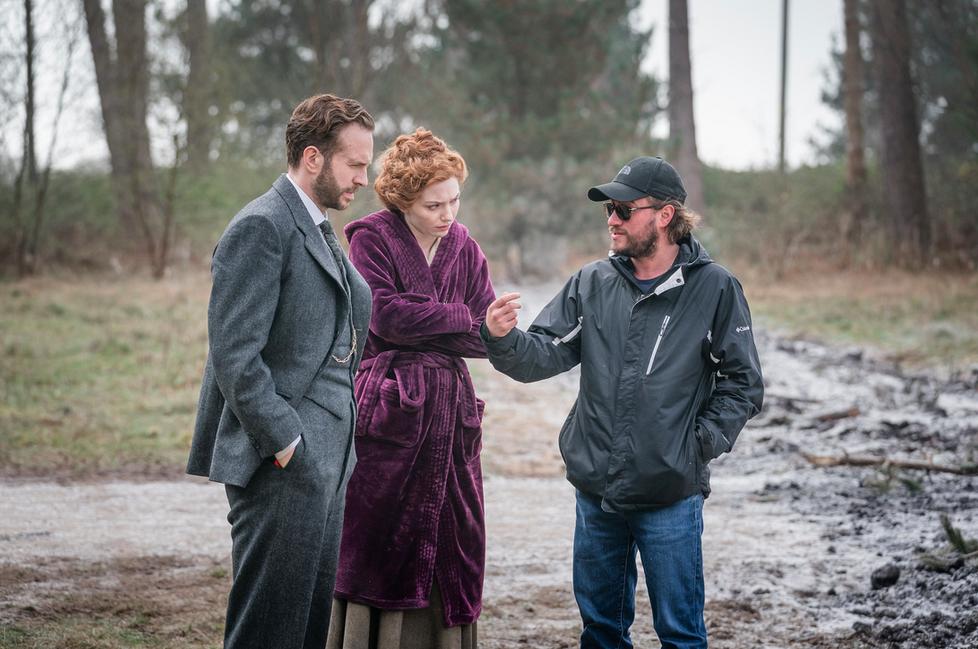 Rafe Spall, Eleanor Tomlinson e Craig Viveiros durante as gravações de A Guerra dos Mundos (Fonte: IMDb/Reprodução)
